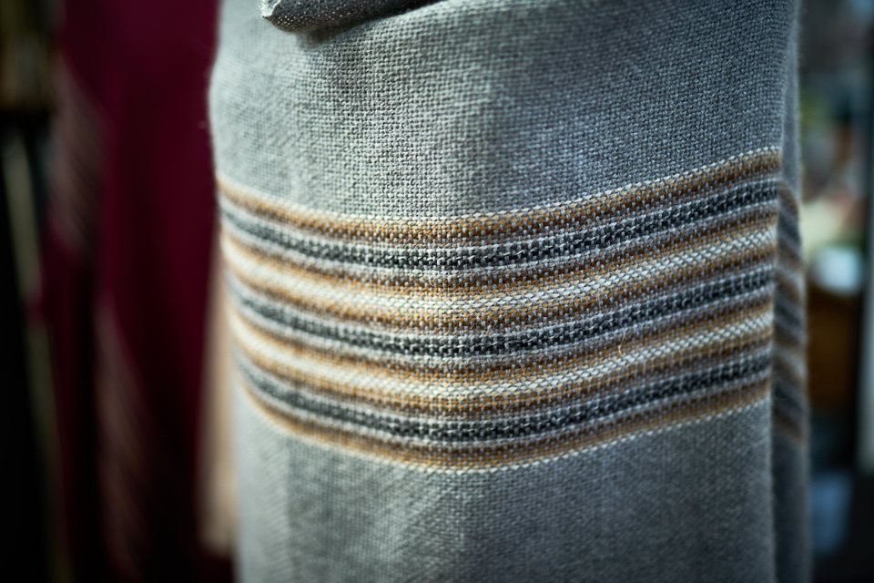 Poncho mujer, otra vista · gris con franjas