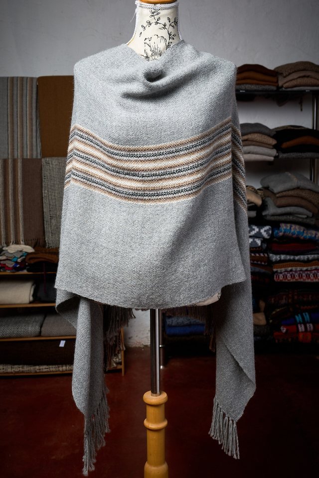 Poncho mujer, variante · gris con franjas