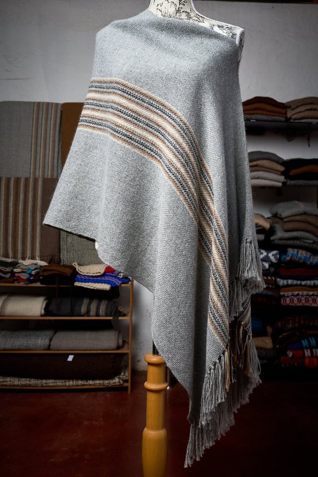 Poncho mujer gris con franjas en caída lateral