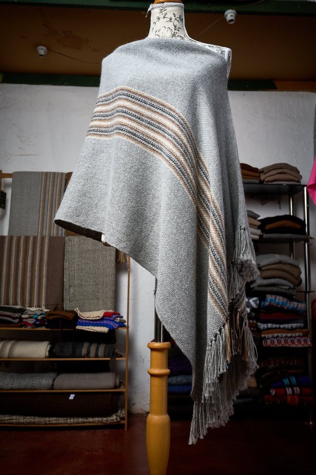 Poncho mujer, otra vista · gris con franjas