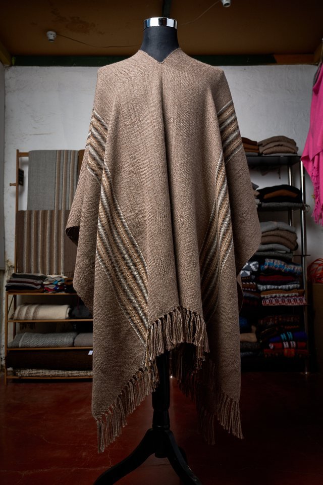 Poncho adulto, variante · café claro