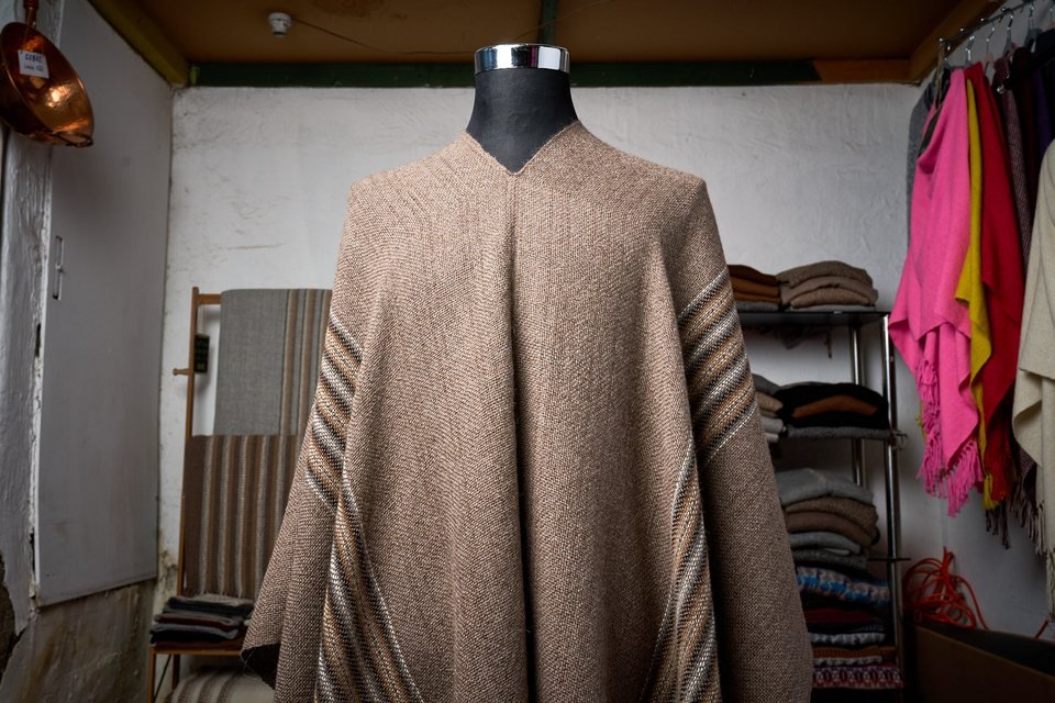 Poncho adulto, otra vista · café claro