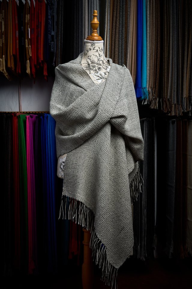 Chal a telar, otra vista · gris espiga