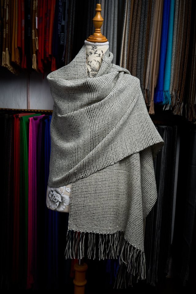 Chal a telar, otra vista · gris espiga