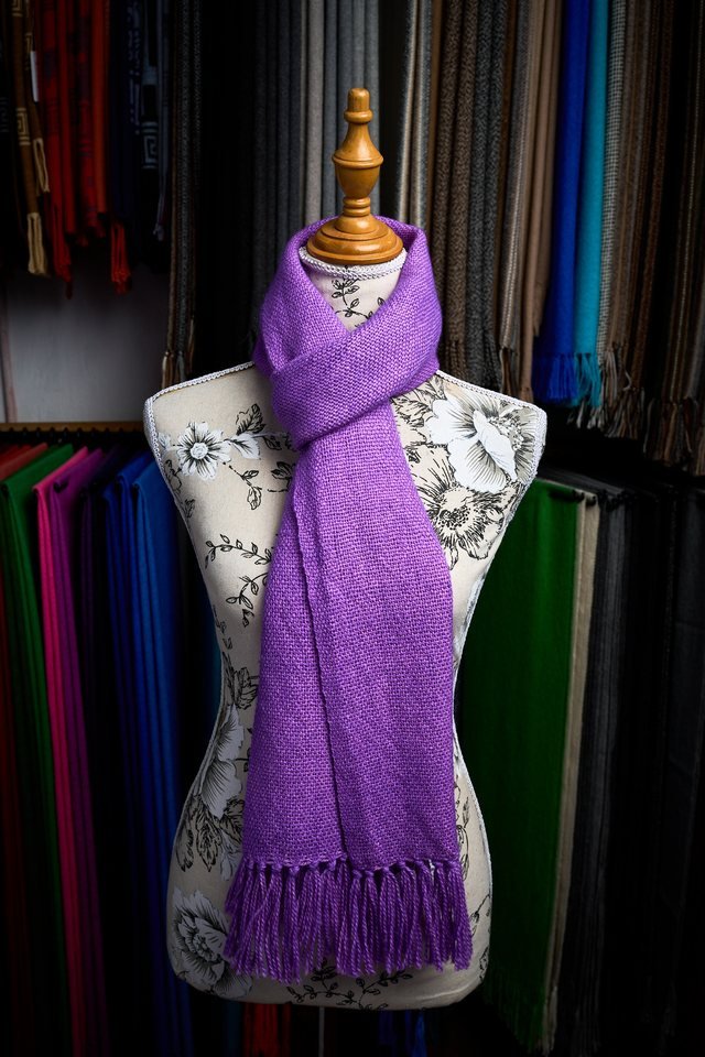 Bufandón morado anudado al cuello