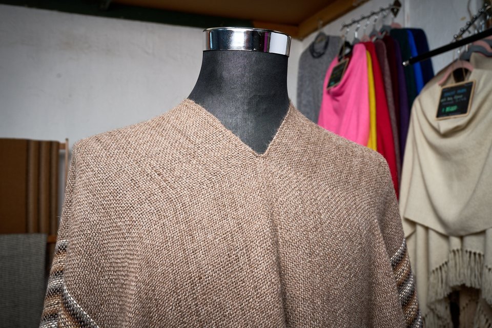 Poncho adulto, otra vista · café claro