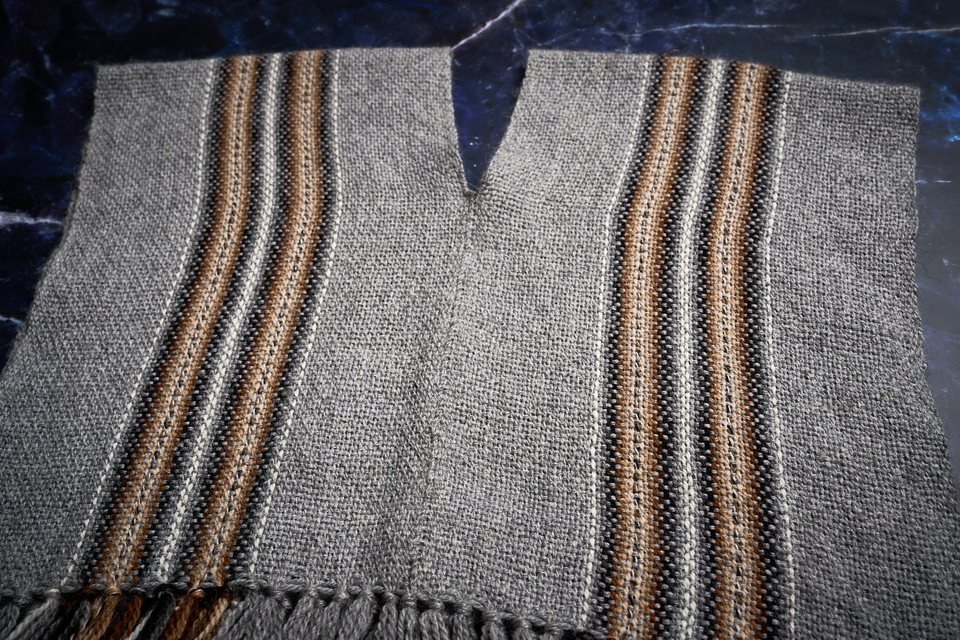 Poncho niño, otra vista · gris con franjas