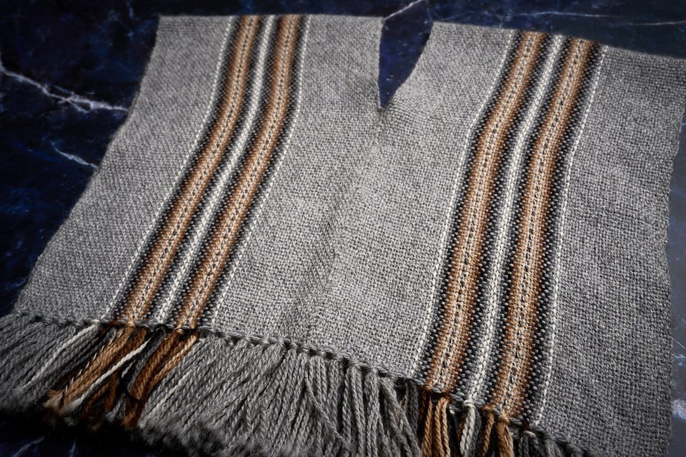Poncho niño, otra vista · gris con franjas
